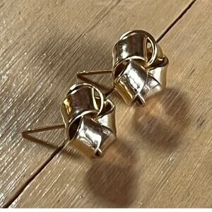 Vintage gold tone basket weave stud fashion earrings. womens